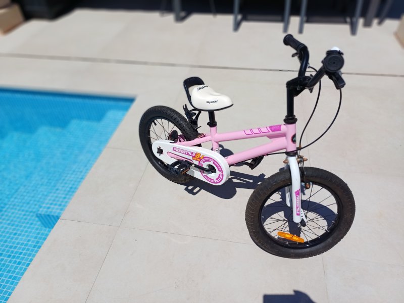 Neuwertiges Kinder-Fahrrad 16 Zoll, inkl. Zubehör