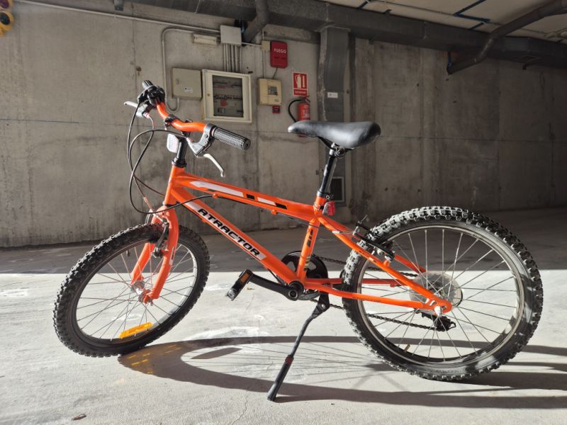 Bicicleta infantil casi nueva de 18 pulgadas