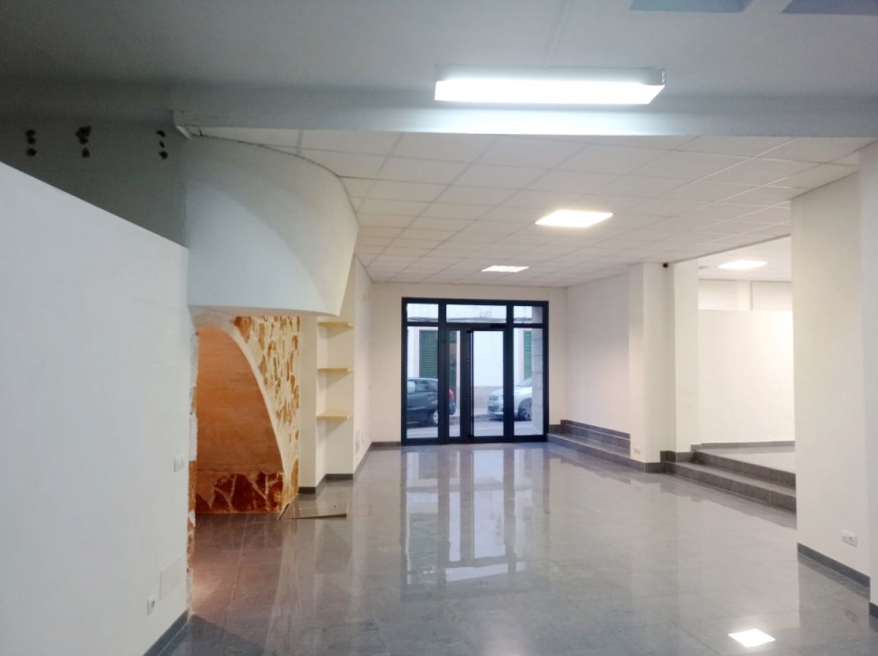 As good as new and bright shop in the center of Felanitx --- L 11 CM