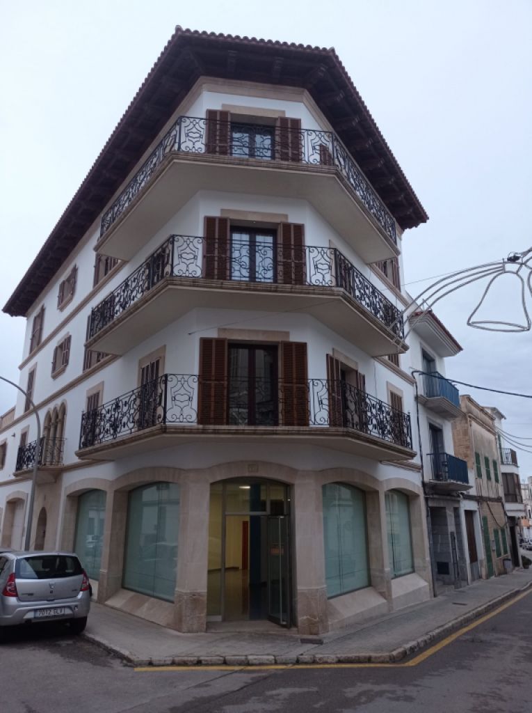 As good as new and bright shop in the center of Felanitx --- L 11 CM