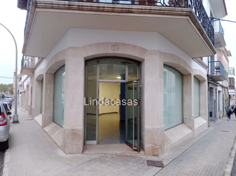 As good as new and bright shop in the center of Felanitx --- L 11 CM