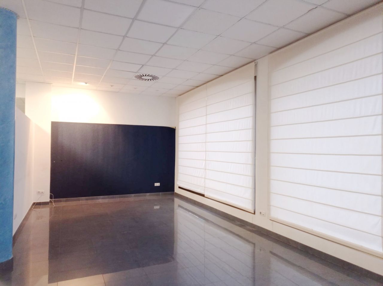 As good as new and bright shop in the center of Felanitx --- L 11 CM