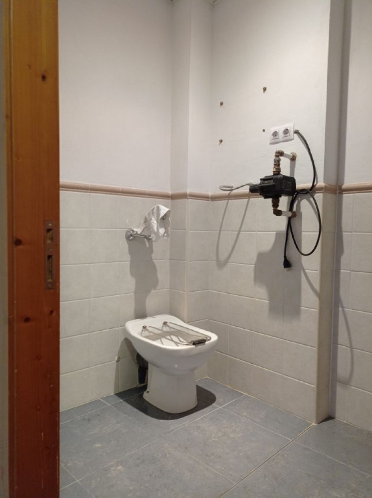 As good as new and bright shop in the center of Felanitx --- L 11 CM