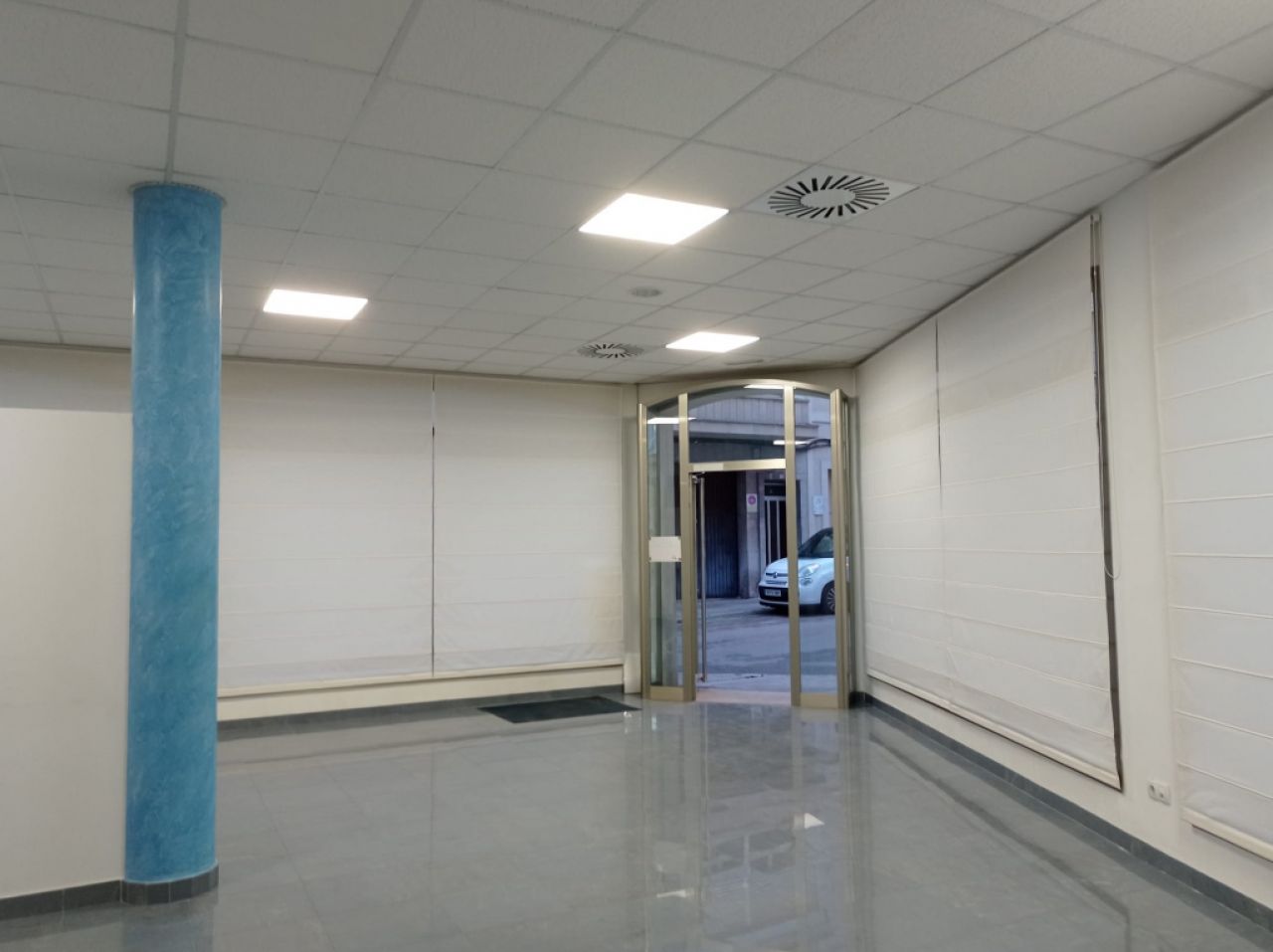 As good as new and bright shop in the center of Felanitx --- L 11 CM