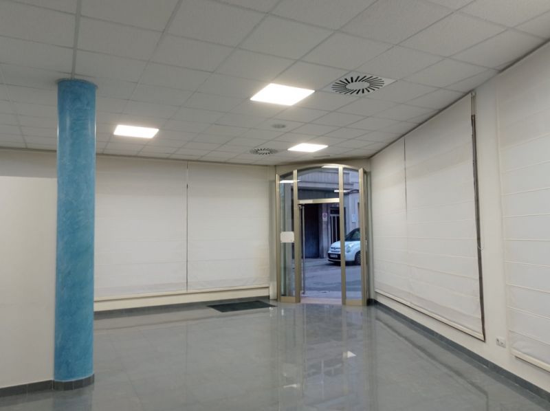 As good as new and bright shop in the center of Felanitx --- L 11 CM