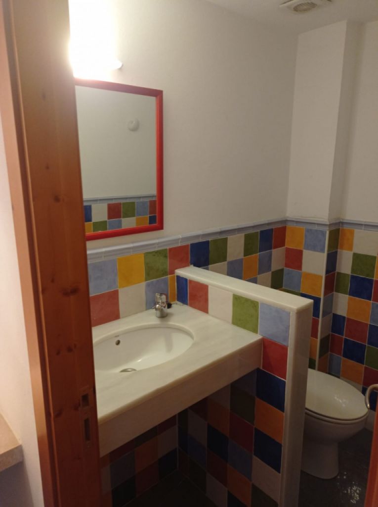 As good as new and bright shop in the center of Felanitx --- L 11 CM