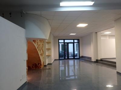 As good as new and bright shop in the center of Felanitx --- L 11 CM