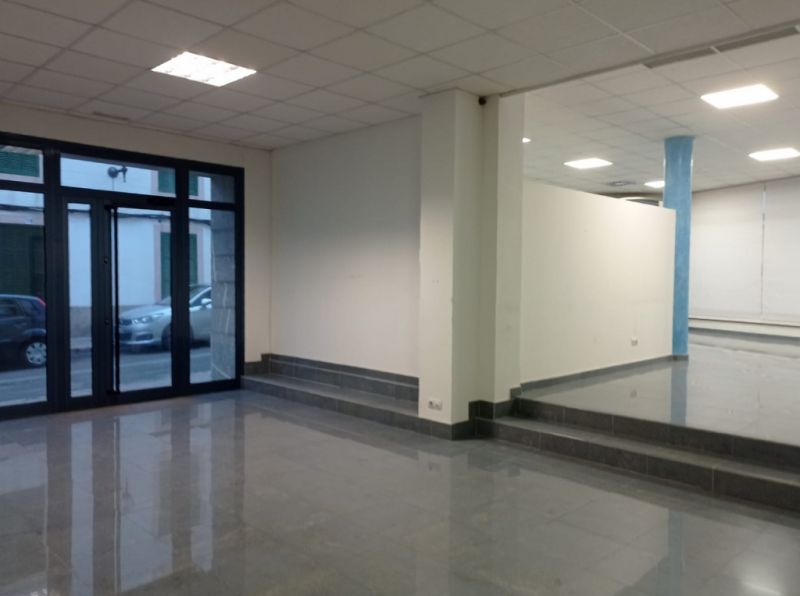 As good as new and bright shop in the center of Felanitx --- L 11 CM