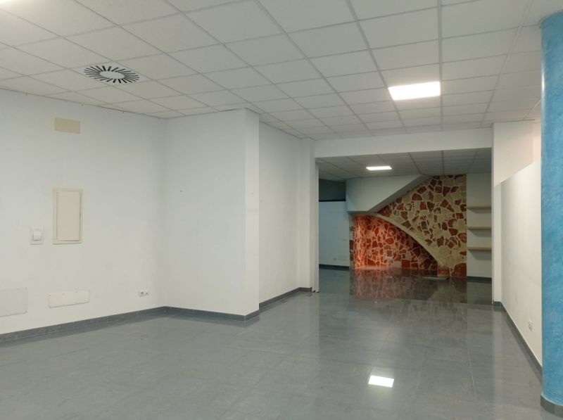 As good as new and bright shop in the center of Felanitx --- L 11 CM
