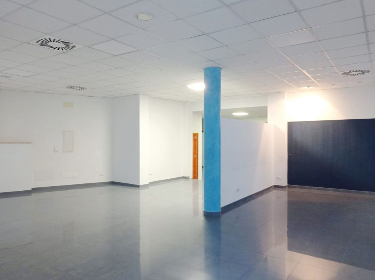 As good as new and bright shop in the center of Felanitx --- L 11 CM