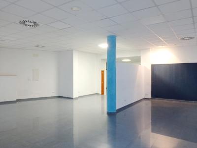 As good as new and bright shop in the center of Felanitx --- L 11 CM