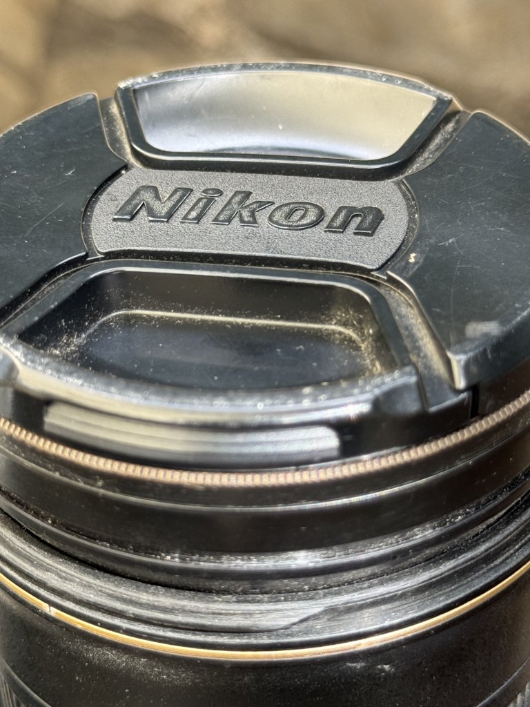 Nikon 24-70 FX Objektiv mit Gegenlichtblende und Filter