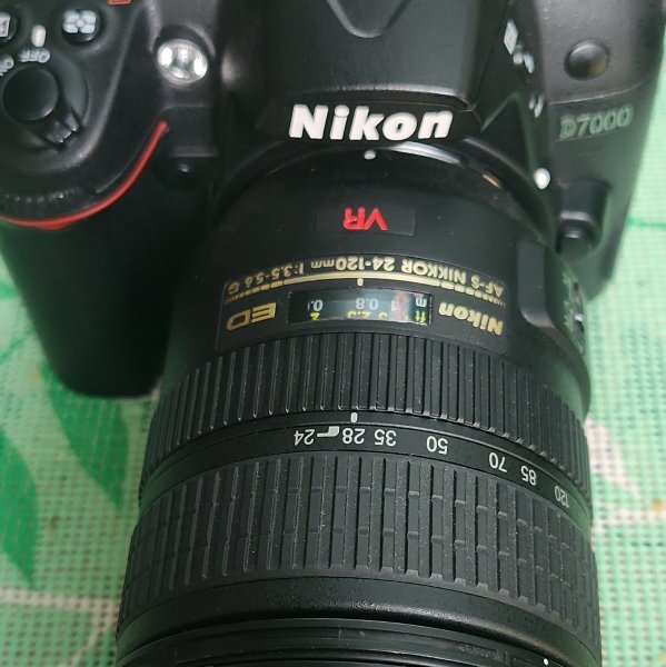 Nikon D 7000 mit Nikkor AF-S 24-120mm plus Zubehör