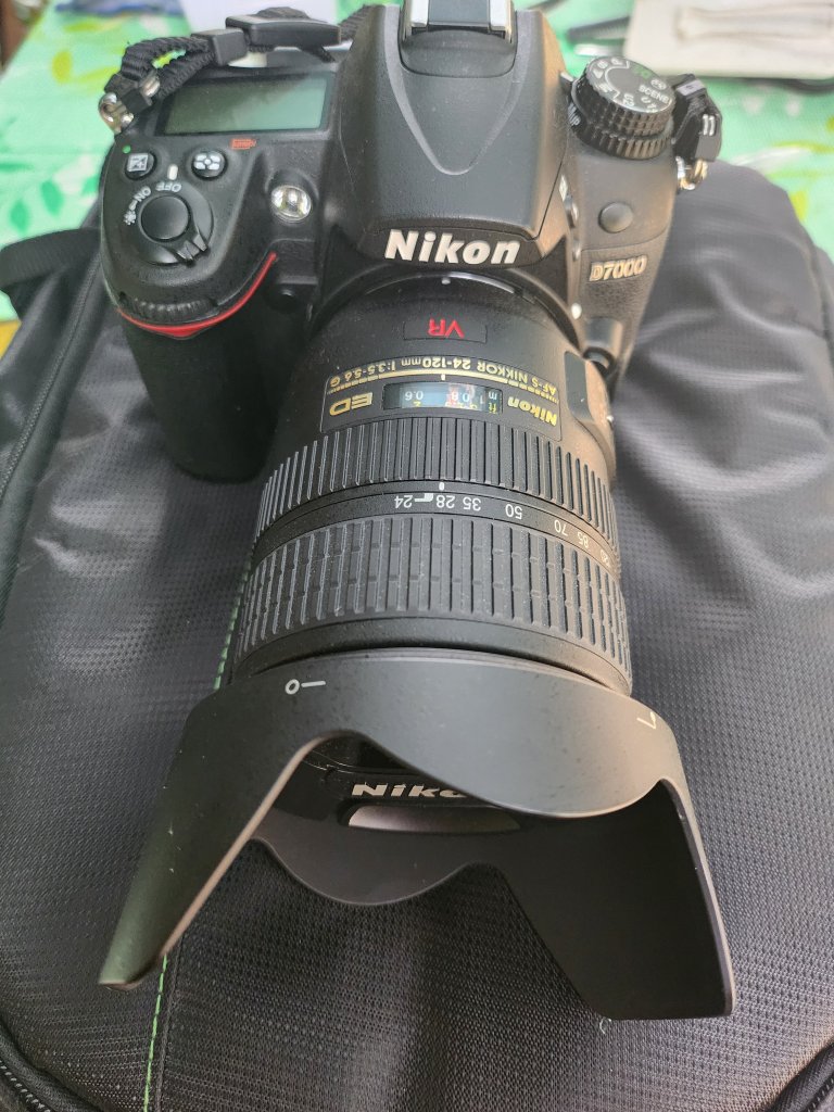 Nikon D 7000 mit Nikkor AF-S 24-120mm plus Zubehör