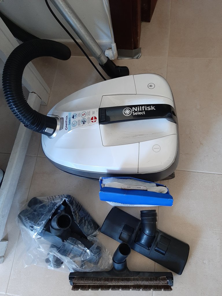 Nilfisk - Staubsauger Select weiß  plus 3 Original Staubsaugerbeutel  und Zubehör