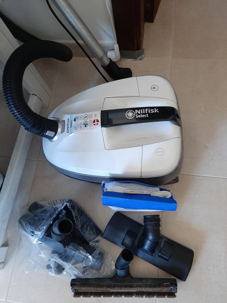 Nilfisk - Vacuum cleaner Select white plus 3 original vacuum bags and accessories
