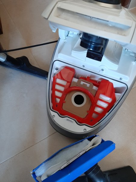 Nilfisk - Vacuum cleaner Select white plus 3 original vacuum bags and accessories