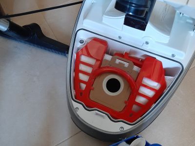 Nilfisk - Vacuum cleaner Select white plus 3 original vacuum bags and accessories