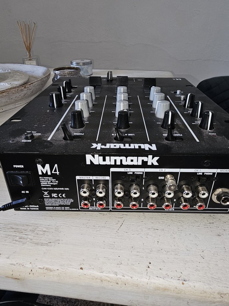Numark M4