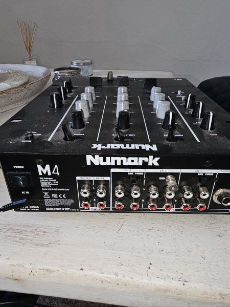 Numark M4