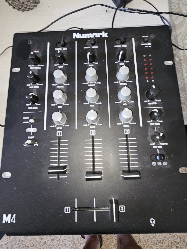 Numark M4