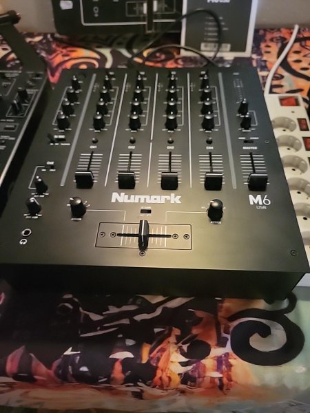 Mezclador DJ de 4 canales Numark M6 USB excelente estado, caja original