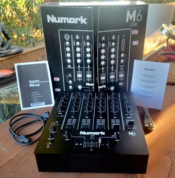 Mezclador DJ de 4 canales Numark M6 USB excelente estado, caja original