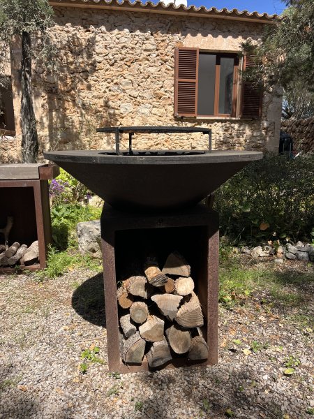 Ofyr Grill mit viel Equipment