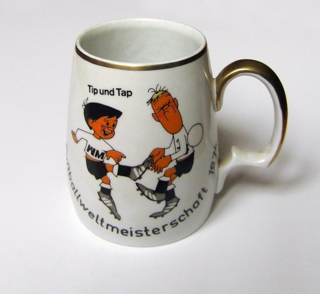 Original-Krug zur WM 1974 in D mit den Maskottchen Tip & Tap