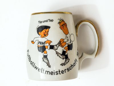 Original-Krug zur WM 1974 in D mit den Maskottchen Tip & Tap