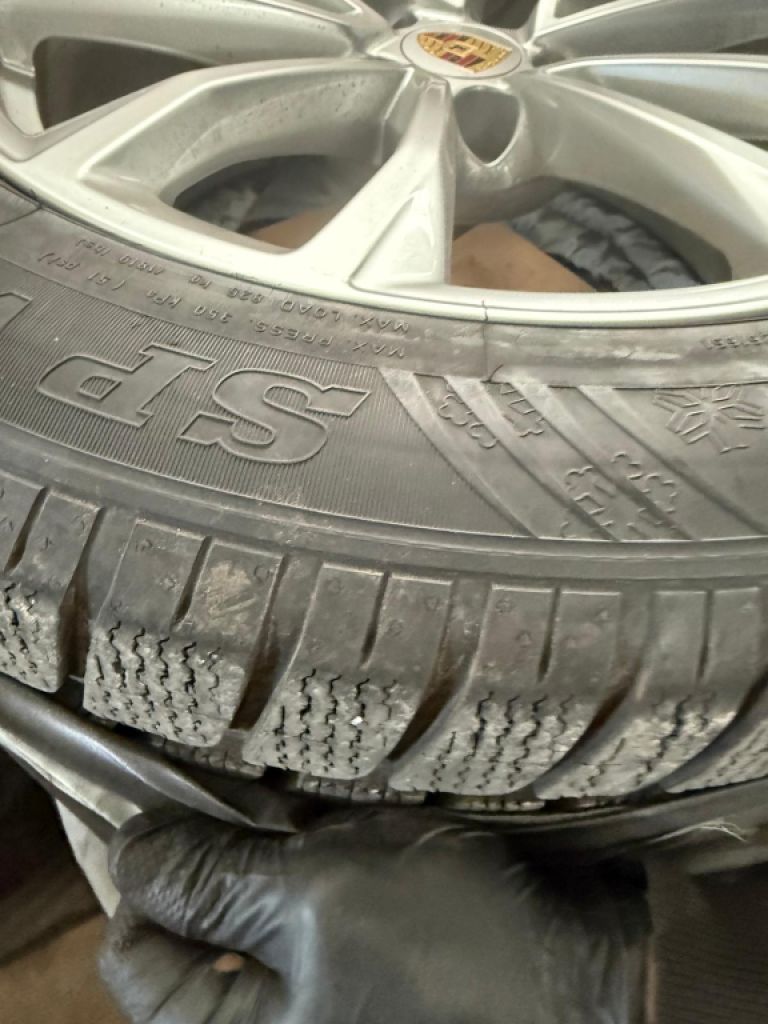 Original Porsche Macan III Winterkompletträder