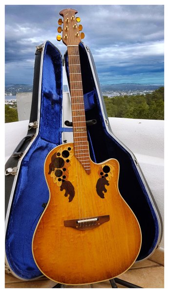 Ovation Elektroakustische Gitarre