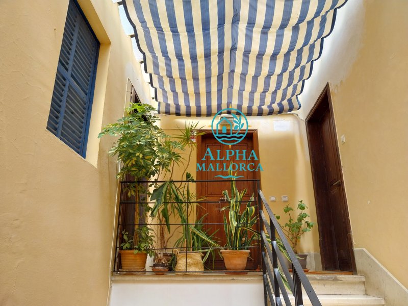 PALMA-ALTSTADT: Renovierte Wohnung mit eigener Terrasse und optionalem TG-Stellplatz