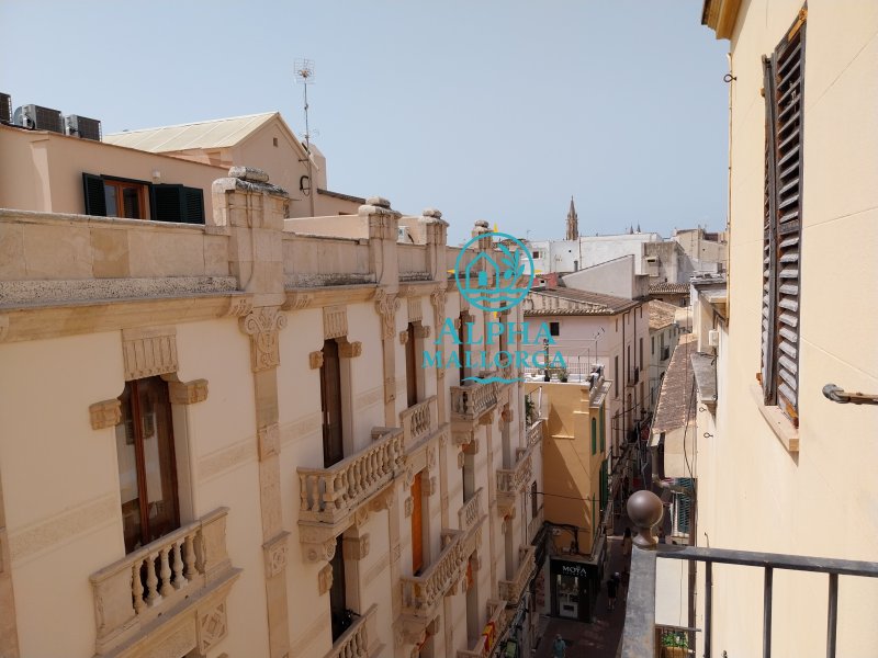 PALMA-ALTSTADT: Renovierte Wohnung mit eigener Terrasse und optionalem TG-Stellplatz