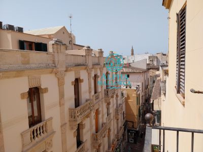 PALMA-ALTSTADT: Renovierte Wohnung mit eigener Terrasse und optionalem TG-Stellplatz