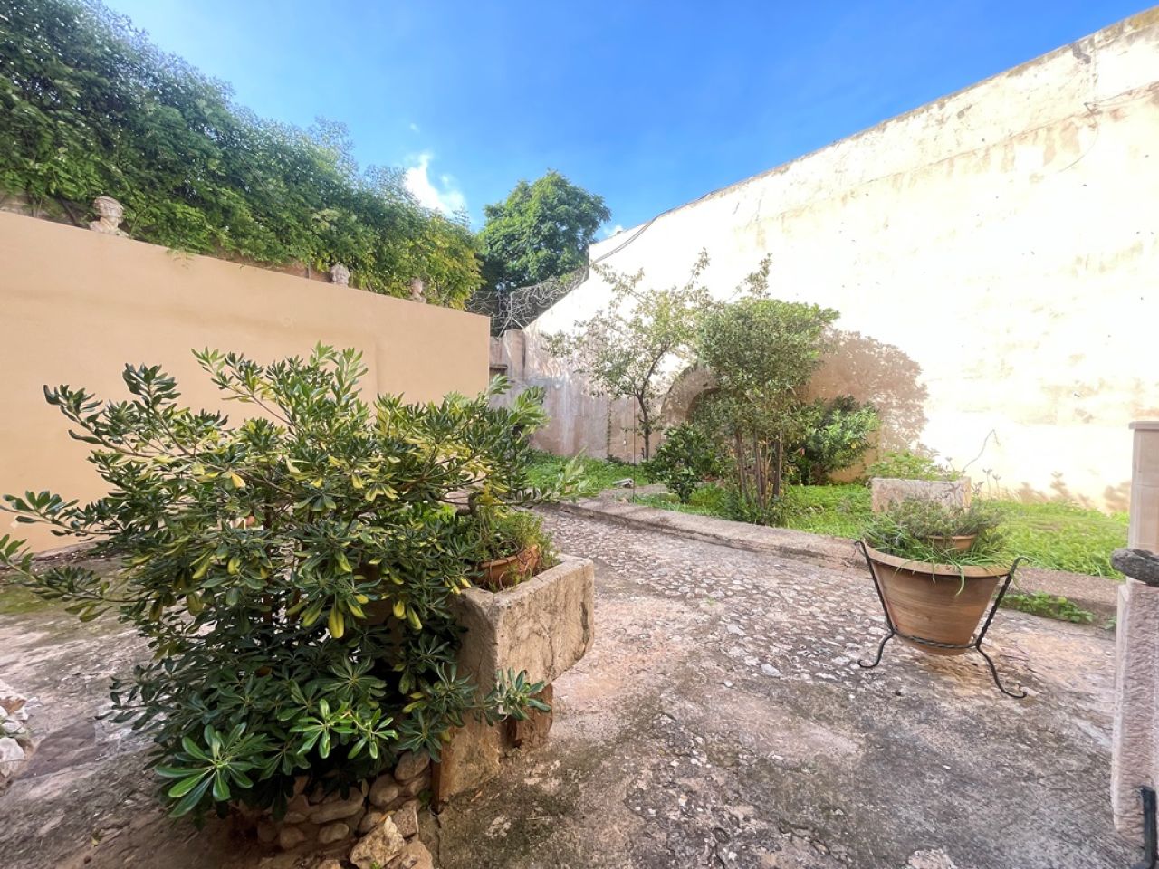 PALMA - Representative large apartment 195 sqm with garden 160 sqm, terraces 50 sqm in the heart of Palma.