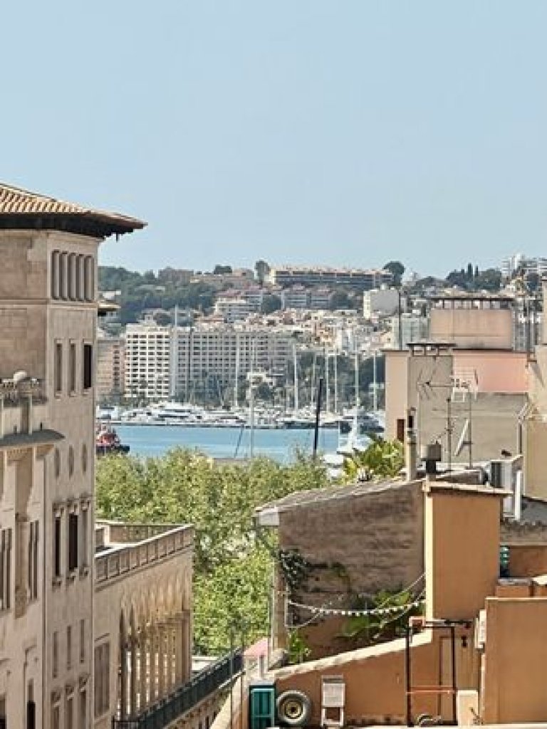 Piso en Palma con terraza en el casco antiguo.
