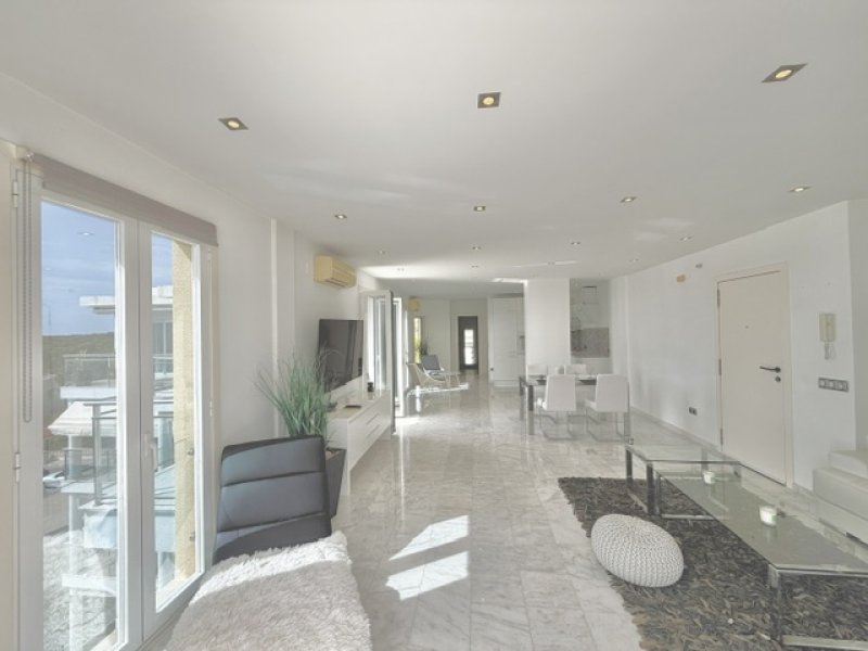 Penthouse mit drei Terrassen, traumhaftem Meerblick, Parkplatz und Gemeinschaftspool