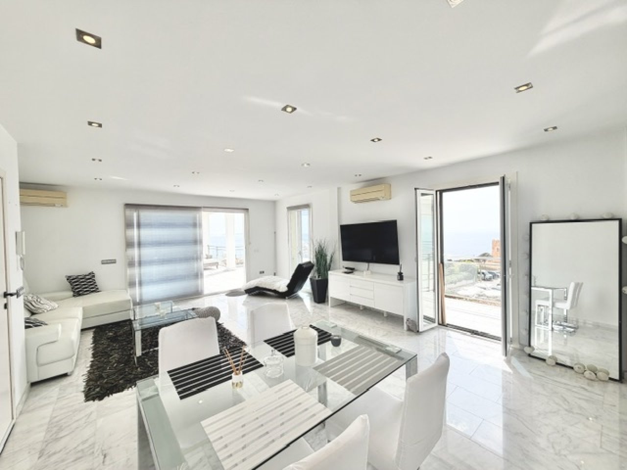 Penthouse mit drei Terrassen, traumhaftem Meerblick, Parkplatz und Gemeinschaftspool