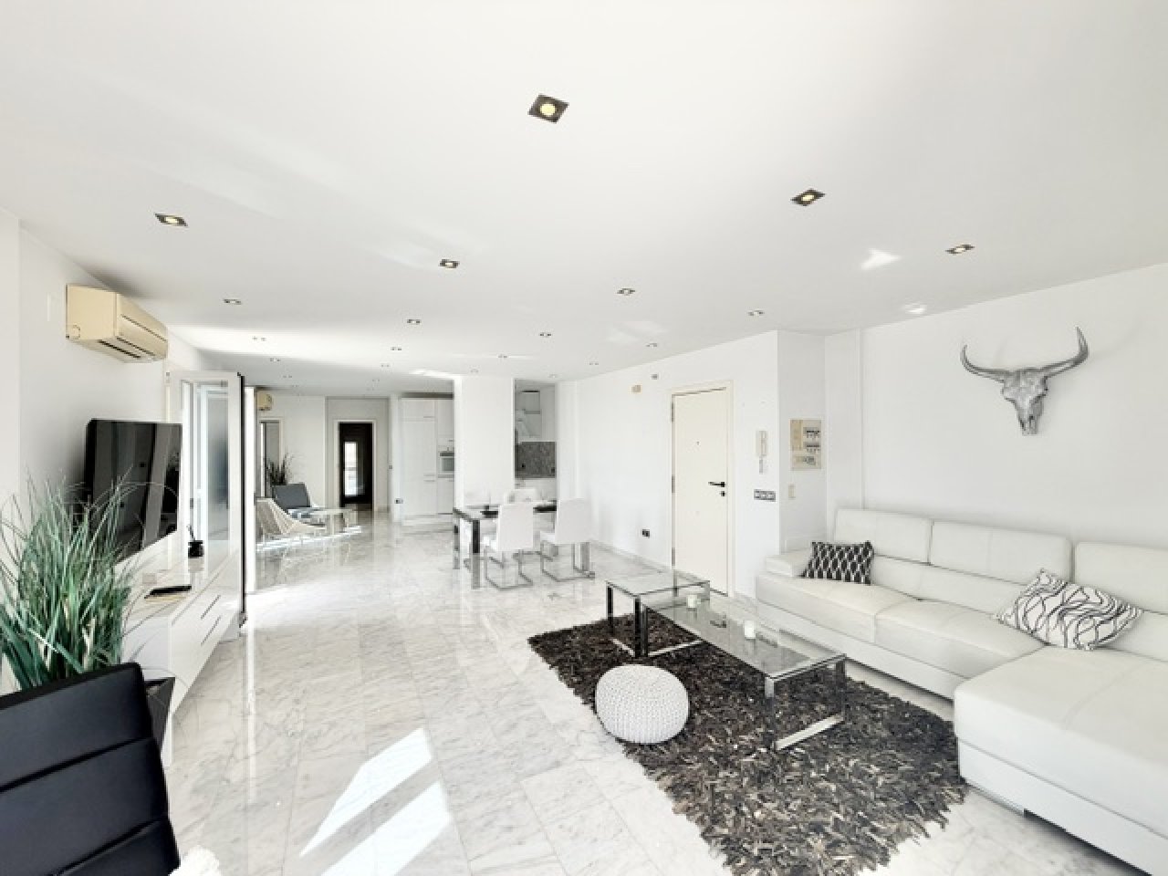 Penthouse mit drei Terrassen, traumhaftem Meerblick, Parkplatz und Gemeinschaftspool