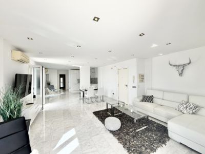 Penthouse mit drei Terrassen, traumhaftem Meerblick, Parkplatz und Gemeinschaftspool