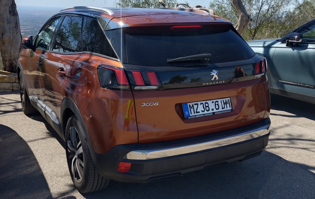 Peugeot 3008 Allure PurTech SUV, 80.000 KM, neuwertig