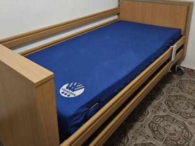 Pflegebett, elektrisch, neuwertig, gekauft 17.10.1025, 4 Wochen in Gebrauch