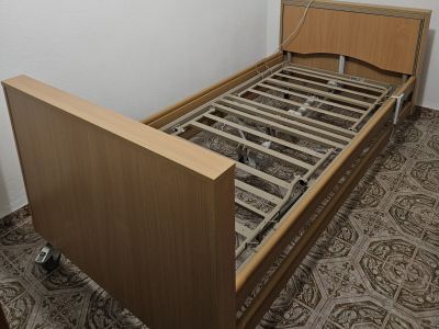 Pflegebett, elektrisch, neuwertig, gekauft 17.10.1025, 4 Wochen in Gebrauch