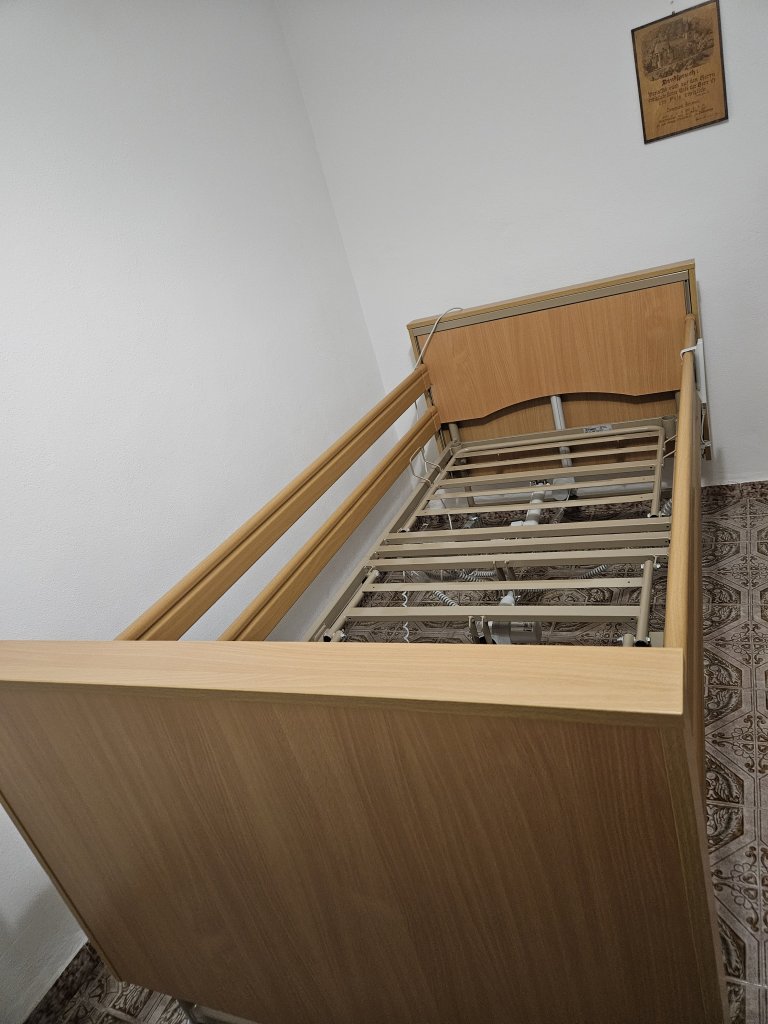Pflegebett, elektrisch, neuwertig, gekauft 17.10.1025, 4 Wochen in Gebrauch