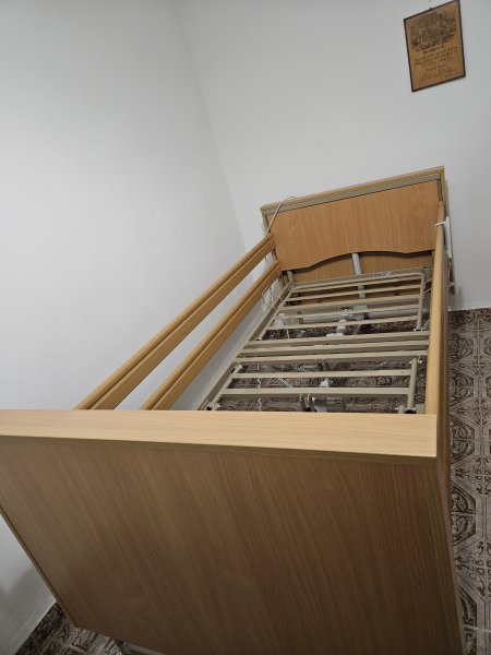 Pflegebett, elektrisch, neuwertig, gekauft 17.10.1025, 4 Wochen in Gebrauch