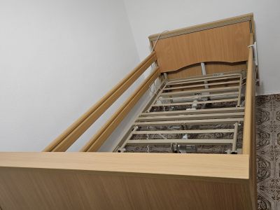 Pflegebett, elektrisch, neuwertig, gekauft 17.10.1025, 4 Wochen in Gebrauch
