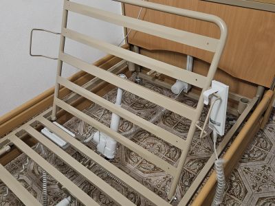 Pflegebett, elektrisch, neuwertig, gekauft 17.10.1025, 4 Wochen in Gebrauch
