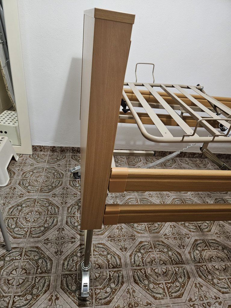 Pflegebett, elektrisch, neuwertig, gekauft 17.10.1025, 4 Wochen in Gebrauch