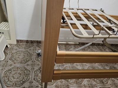 Pflegebett, elektrisch, neuwertig, gekauft 17.10.1025, 4 Wochen in Gebrauch